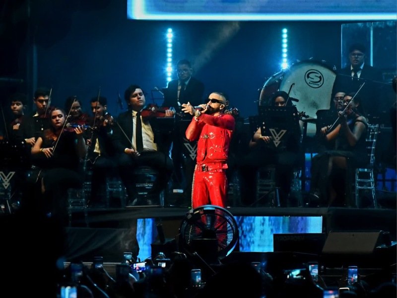 Yandel Sinfónico hizo vibrar el Cuscatlán junto a la Orquesta Filarmónica