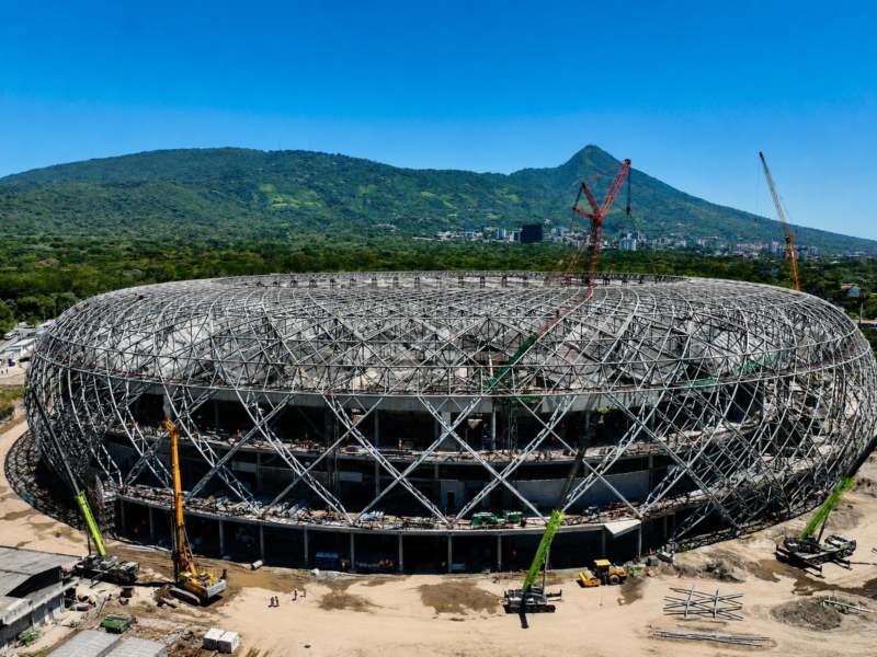 El gigante que construye China en El Salvador, cómo queda frente a los grandes estadios de la región