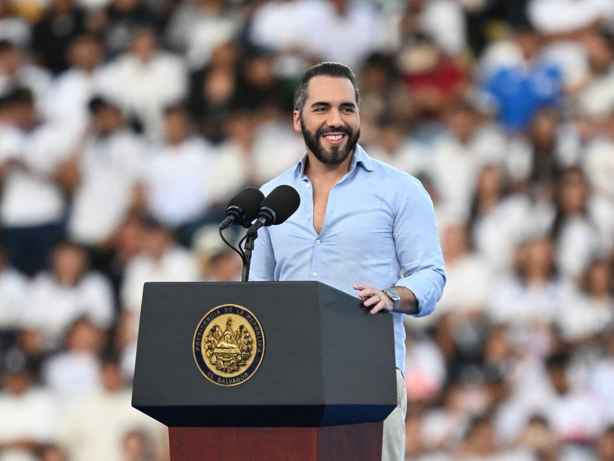 Bukele dice que habrá nuevos anuncios sobre IA en las escuelas