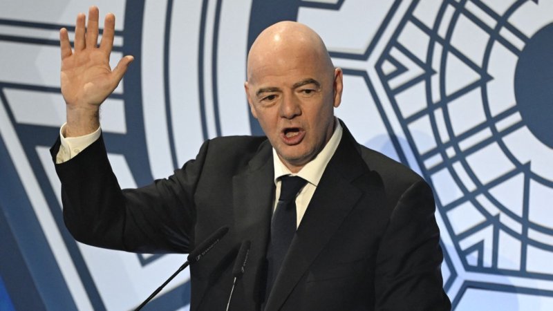 Platini cree que Infantino \"debe irse\" porque \"no respetó las reglas\" del fútbol