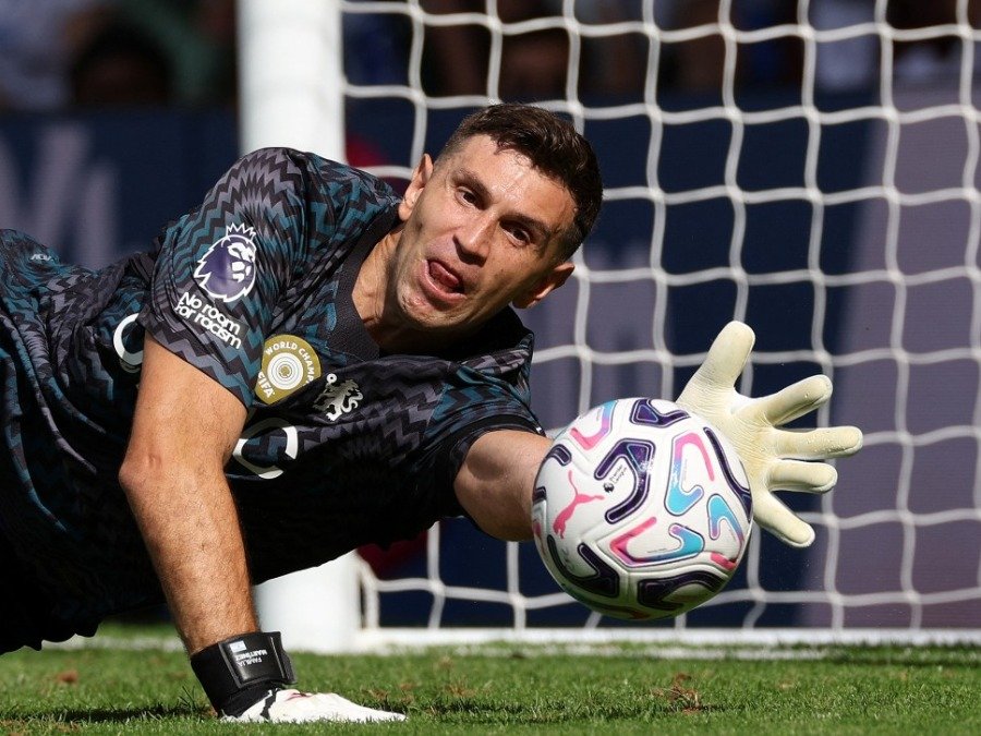 \"Dibu\" Martínez recibe tres goles en su debut con Chelsea
