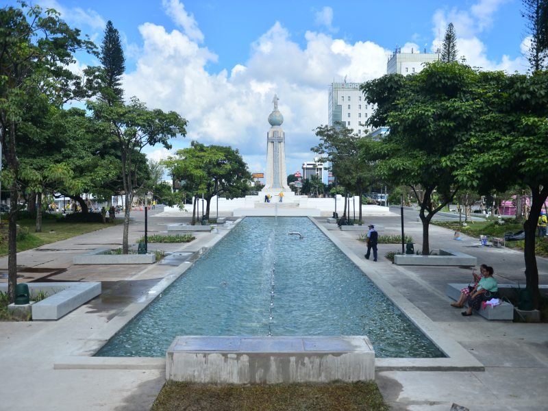 ¿A qué debe su nombre la capital de San Salvador?