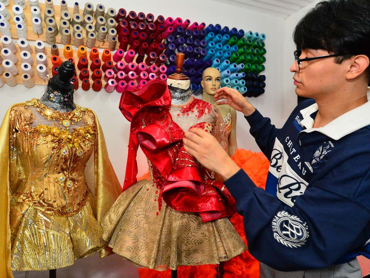 ¡Todo listo para el 15! Roni Matías pone el arte de sus manos en cientos de trajes de cachiporristas