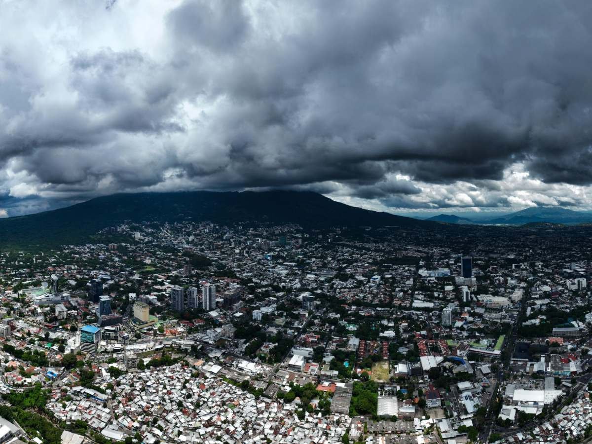 Onda tropical generará lluvias y tormentas en El Salvador