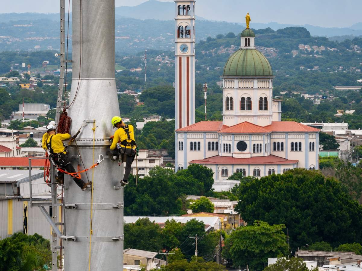 Instalan la séptima torre del Aerocable en Mejicanos, esto se sabe