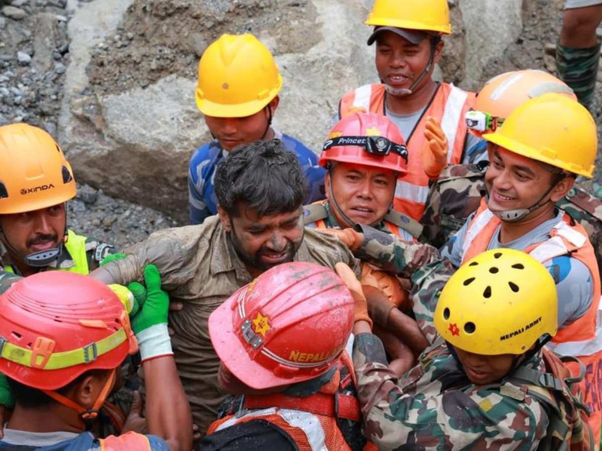 Rescatan a dos trabajadores en estado crítico tras nueve días atrapados en un túnel de Nepal