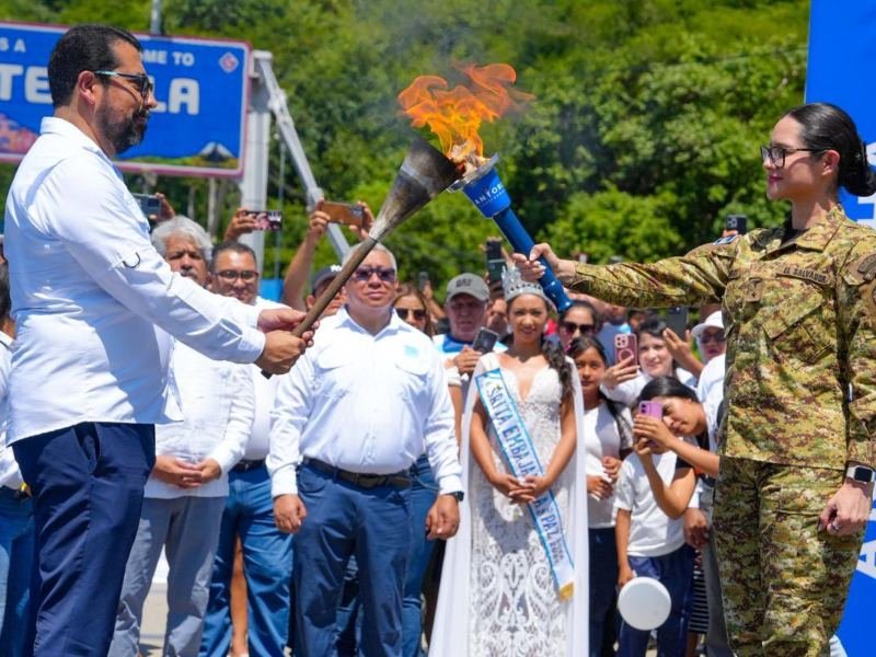 La Antorcha Centroamericana cruza la frontera y llega a El Salvador