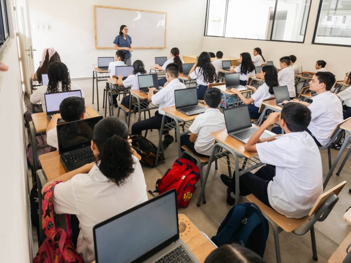 Alumnos salvadoreños destacan en prueba PISA aplicada a 171 escuelas