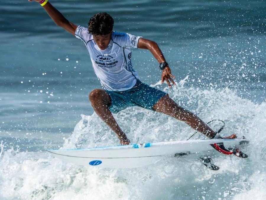 Manuel Castellanos avanza directo y tres salvadoreños van al repechaje en el Mundial Juvenil de Surf