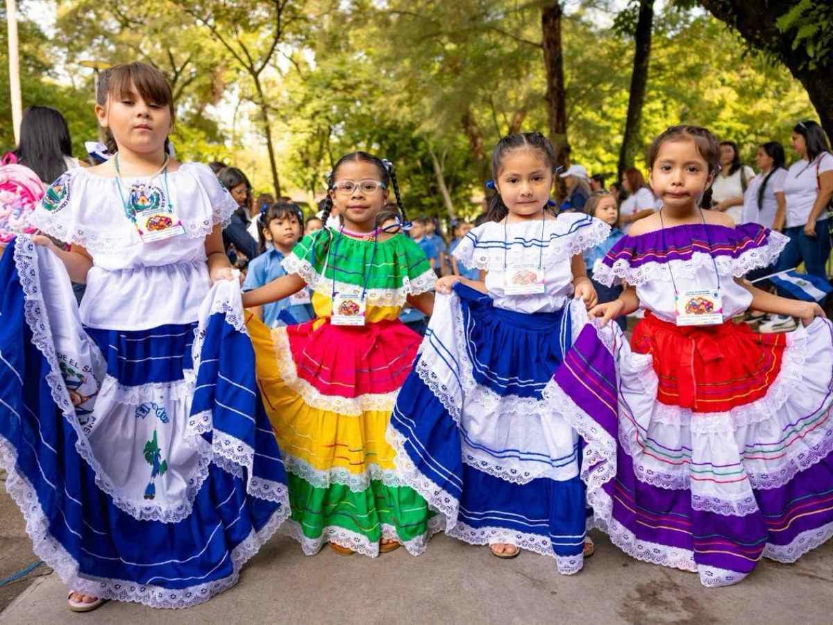 Niños llenan de color las calles con desfiles cívicos