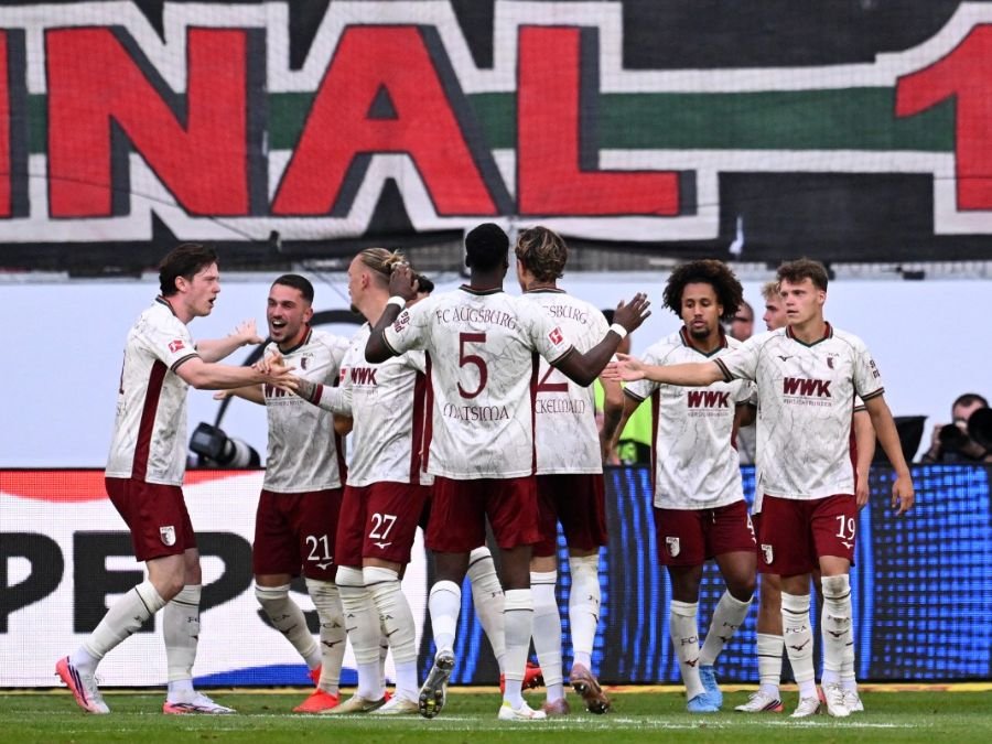 Augsburg vuelve a golear y lidera por primera vez la Bundesliga