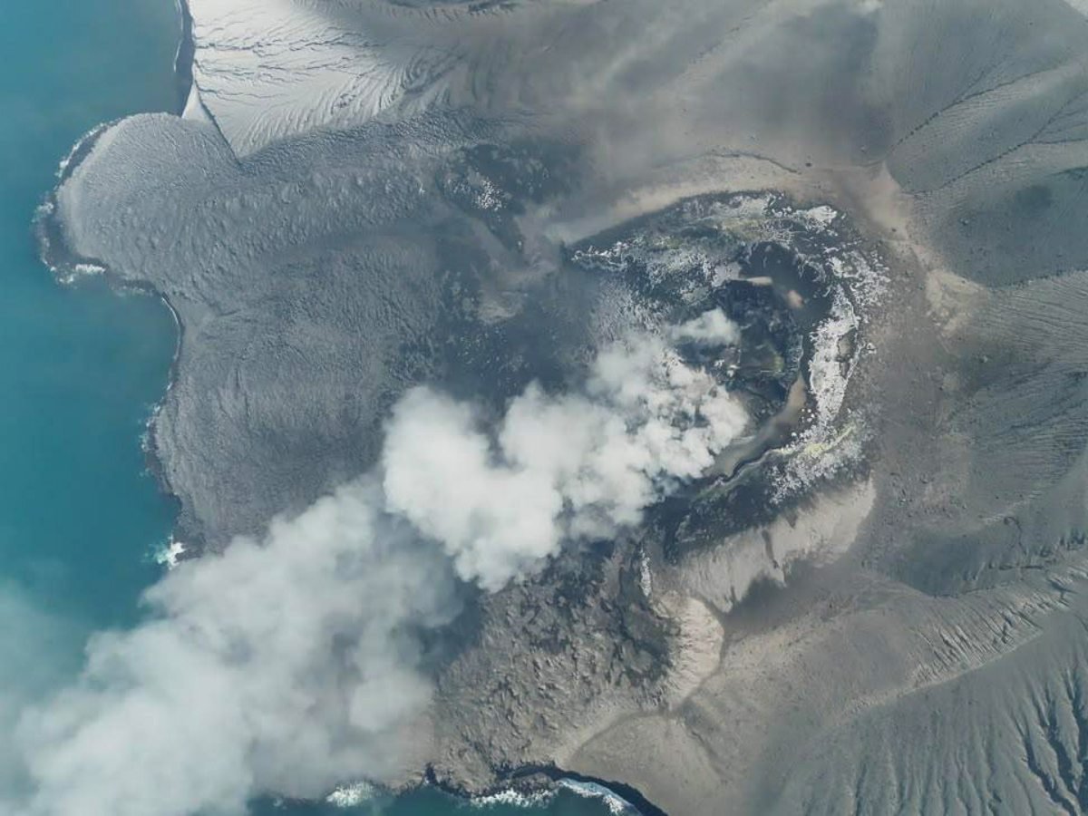 Video muestra la impactante erupción del volcán Anak Krakatoa en Indonesia