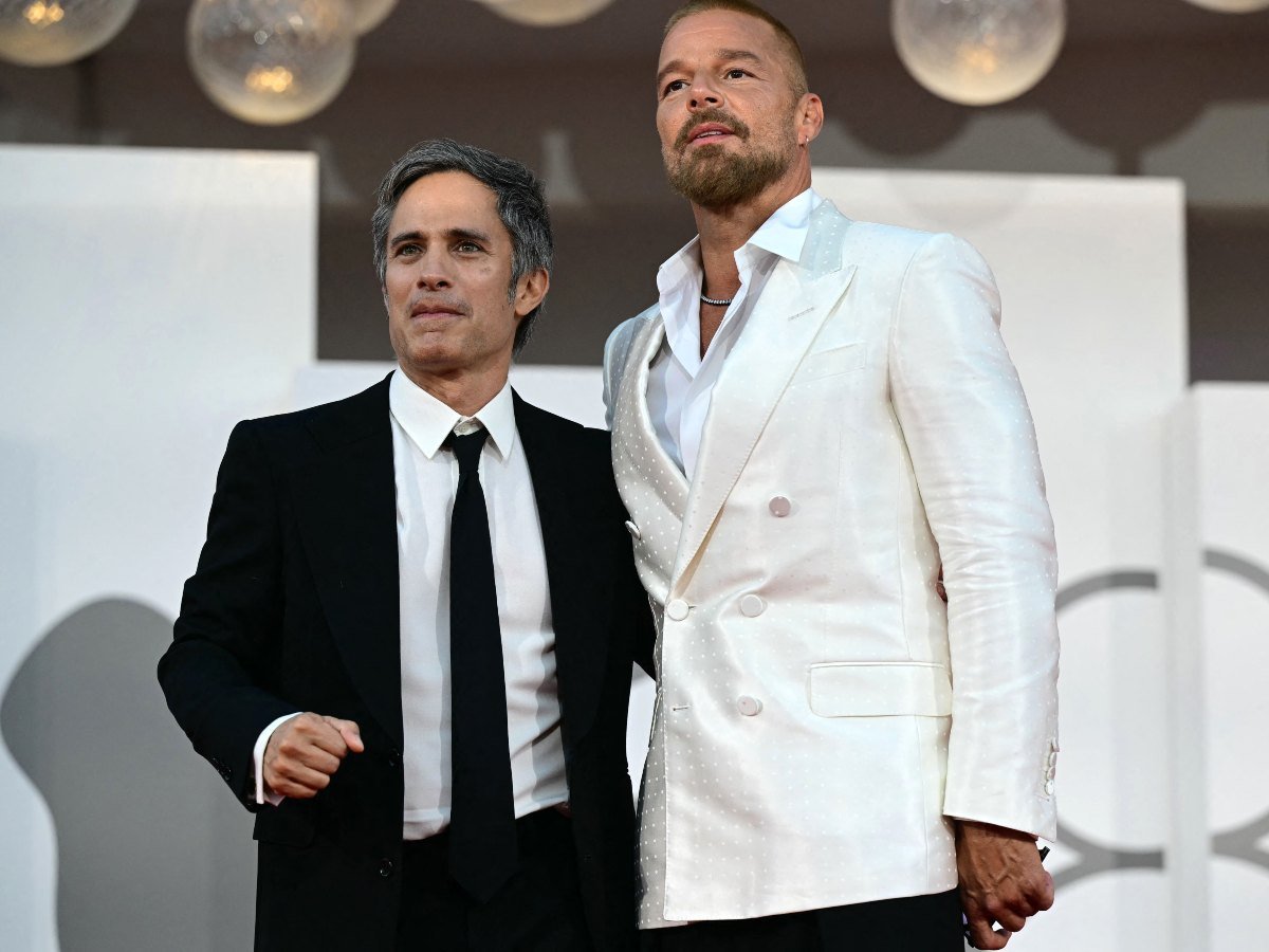 Gael García Bernal y Ricky Martin ponen ritmo a Venecia con “Hombre al Agua”