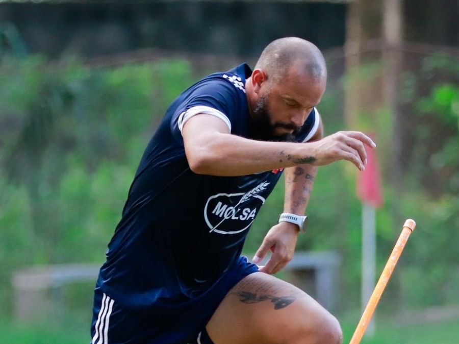 Matías Mier niega gesto obsceno tras su expulsión ante Águila