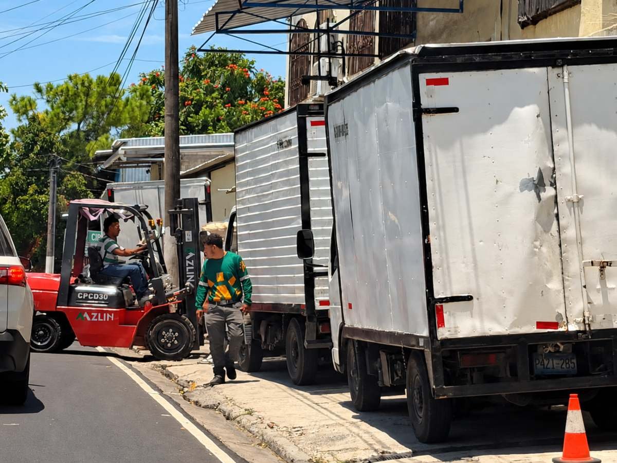 Alcaldía advierte por furgones estacionados en calles y aceras