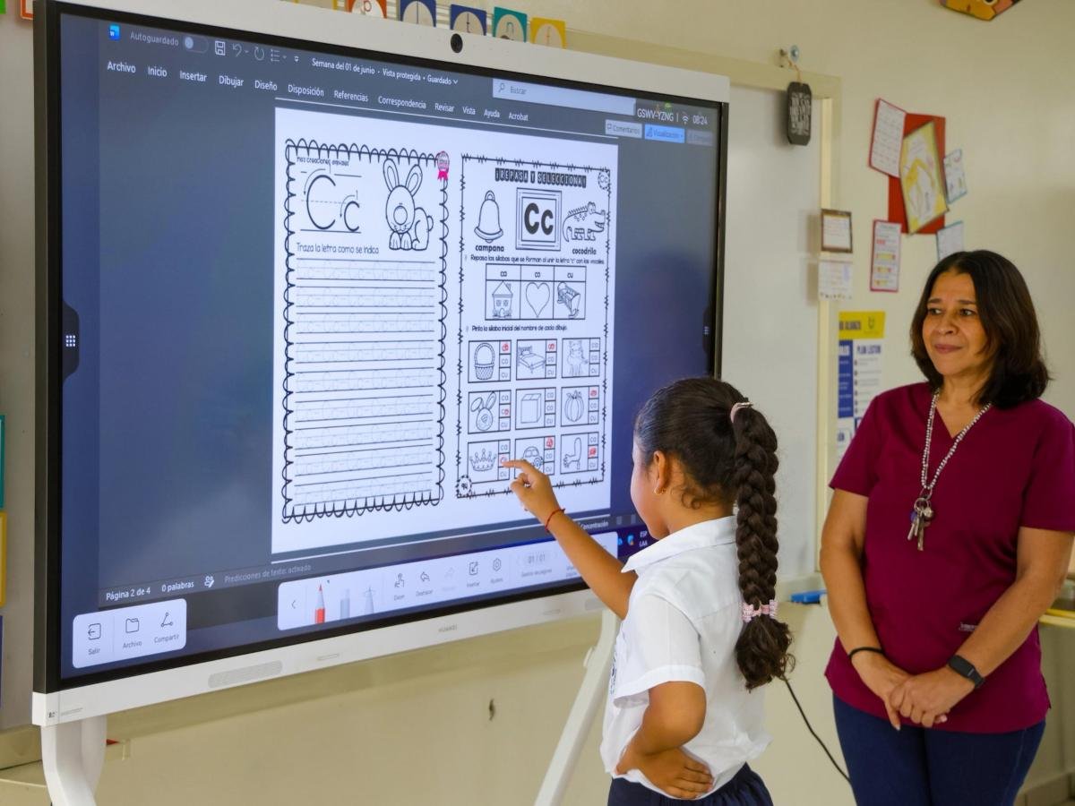 Bukele aclara alcance de resultados del plan piloto educativo y defiende su expansión