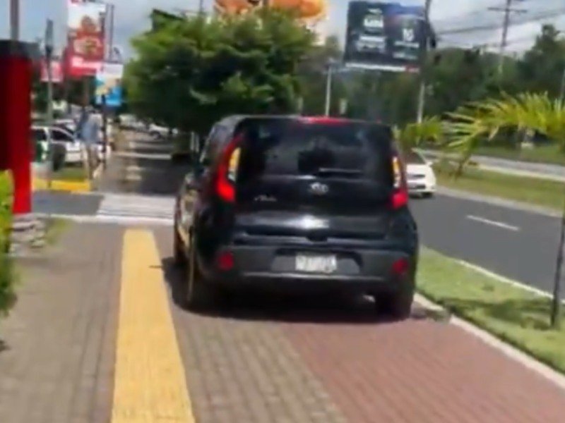 Video| VMT sanciona a conductor por circular sobre una acera peatonal