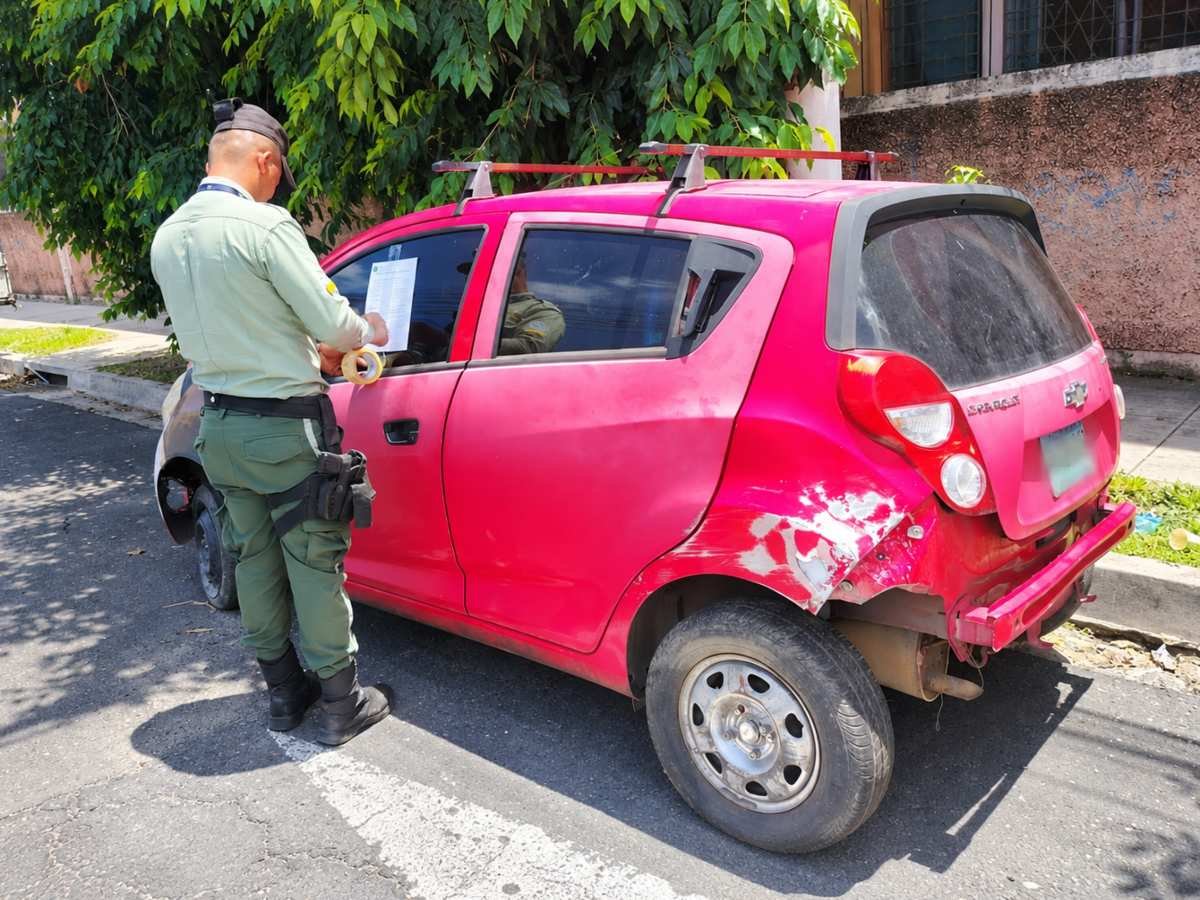 Notifican a dueños de vehículos abandonados antes de retirarlos con grúa