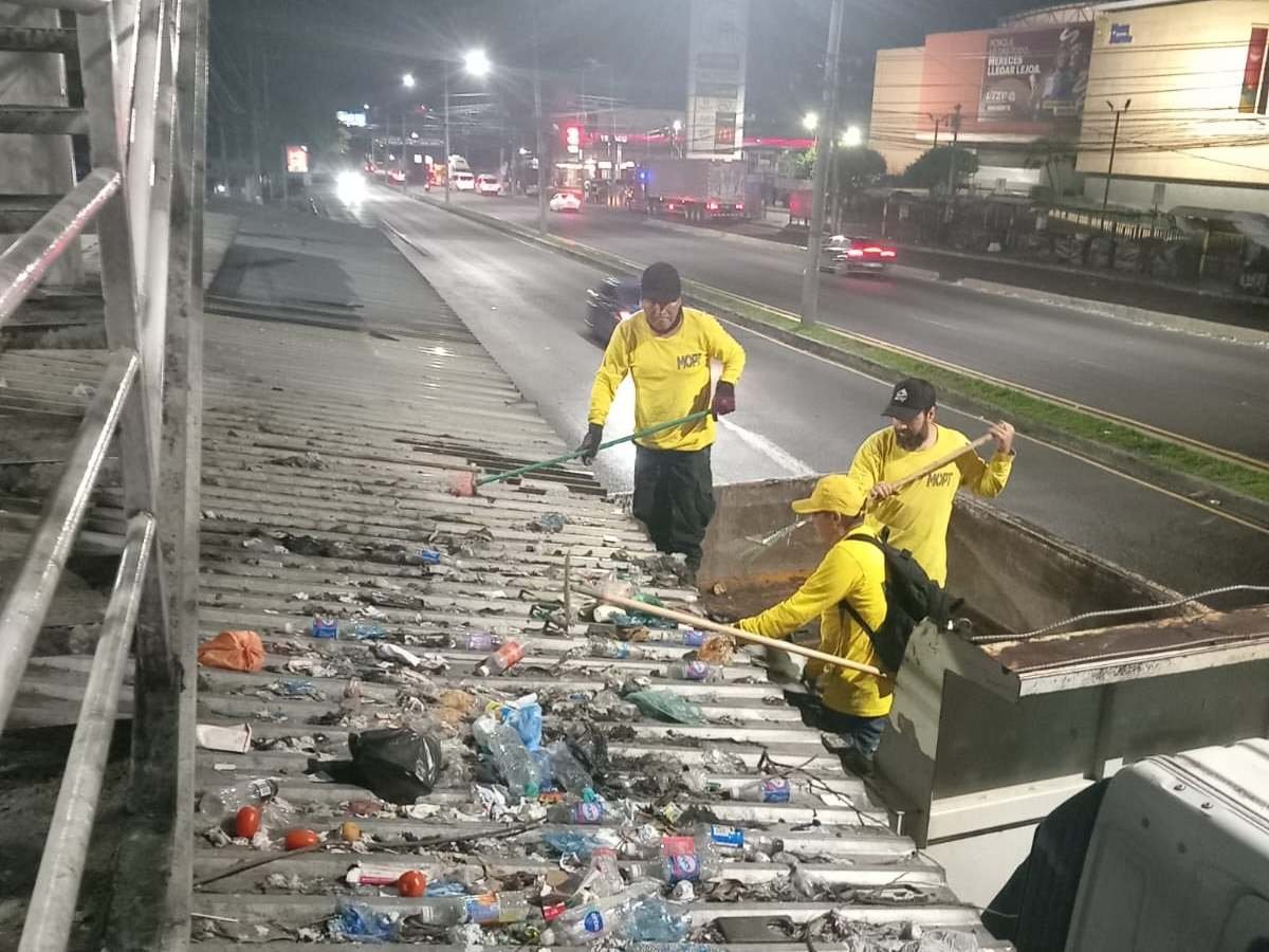 Obras Públicas denuncia promontorio de basura en pasarela de Soyapango