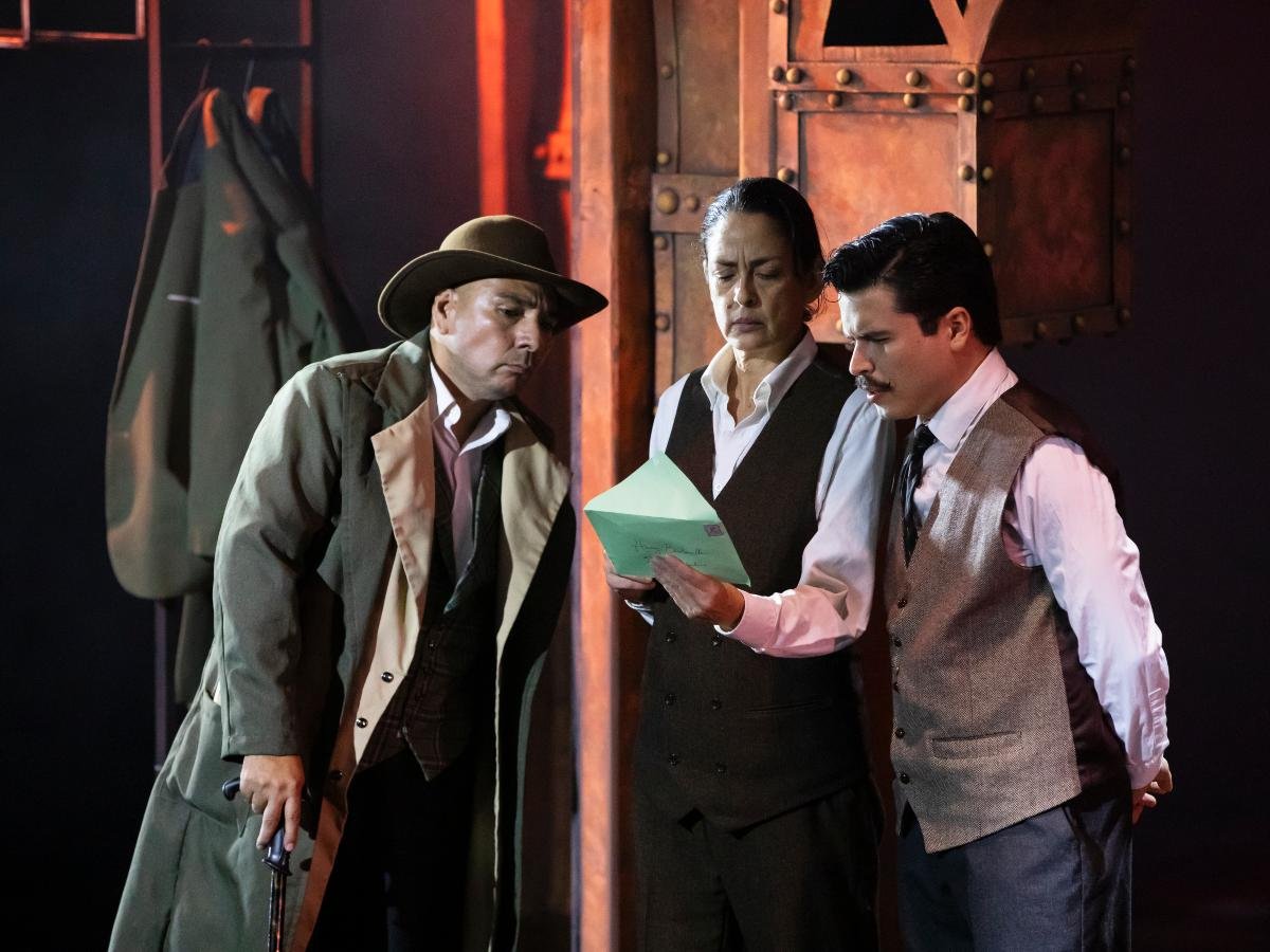 Sherlock Holmes llega al teatro salvadoreño entre misterio y carcajadas