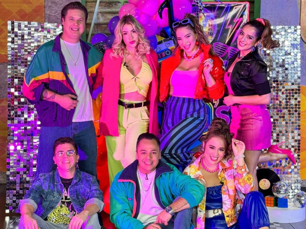 Elenco de \"Arriba Mi Gente\" superó a la IA y llevó los 80s al set