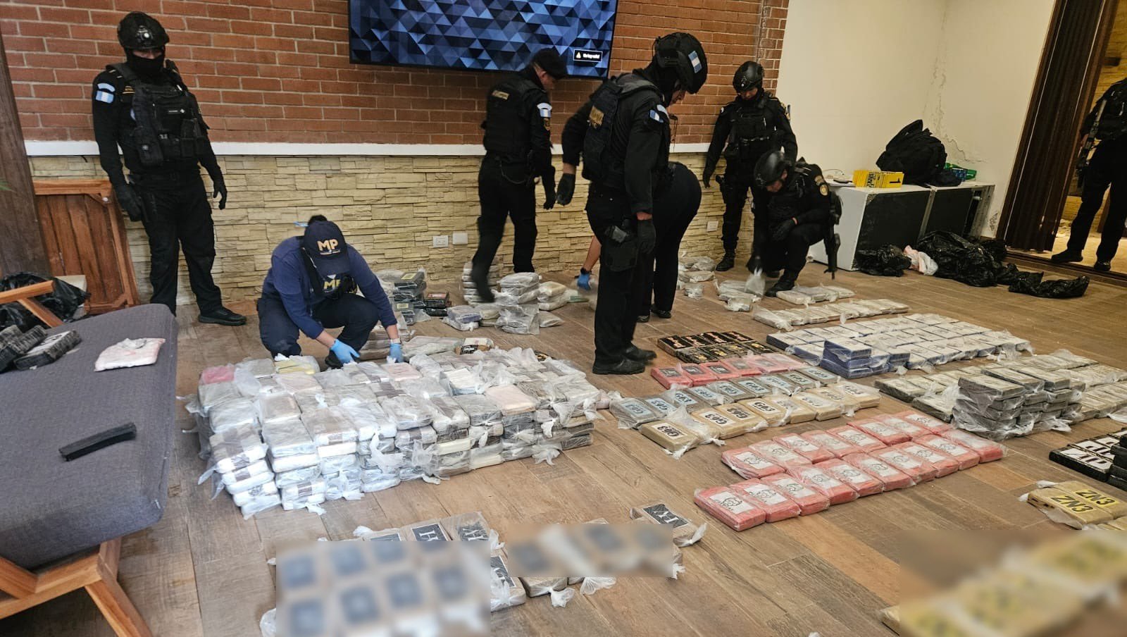 Una máquina para contar dinero, radios, armas, municiones y droga: los indicios localizados en siete allanamientos